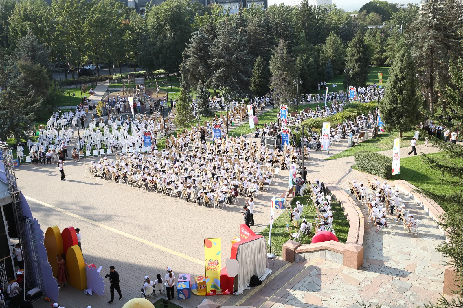 1000 юных художников Алматы установили рекорд Казахстана