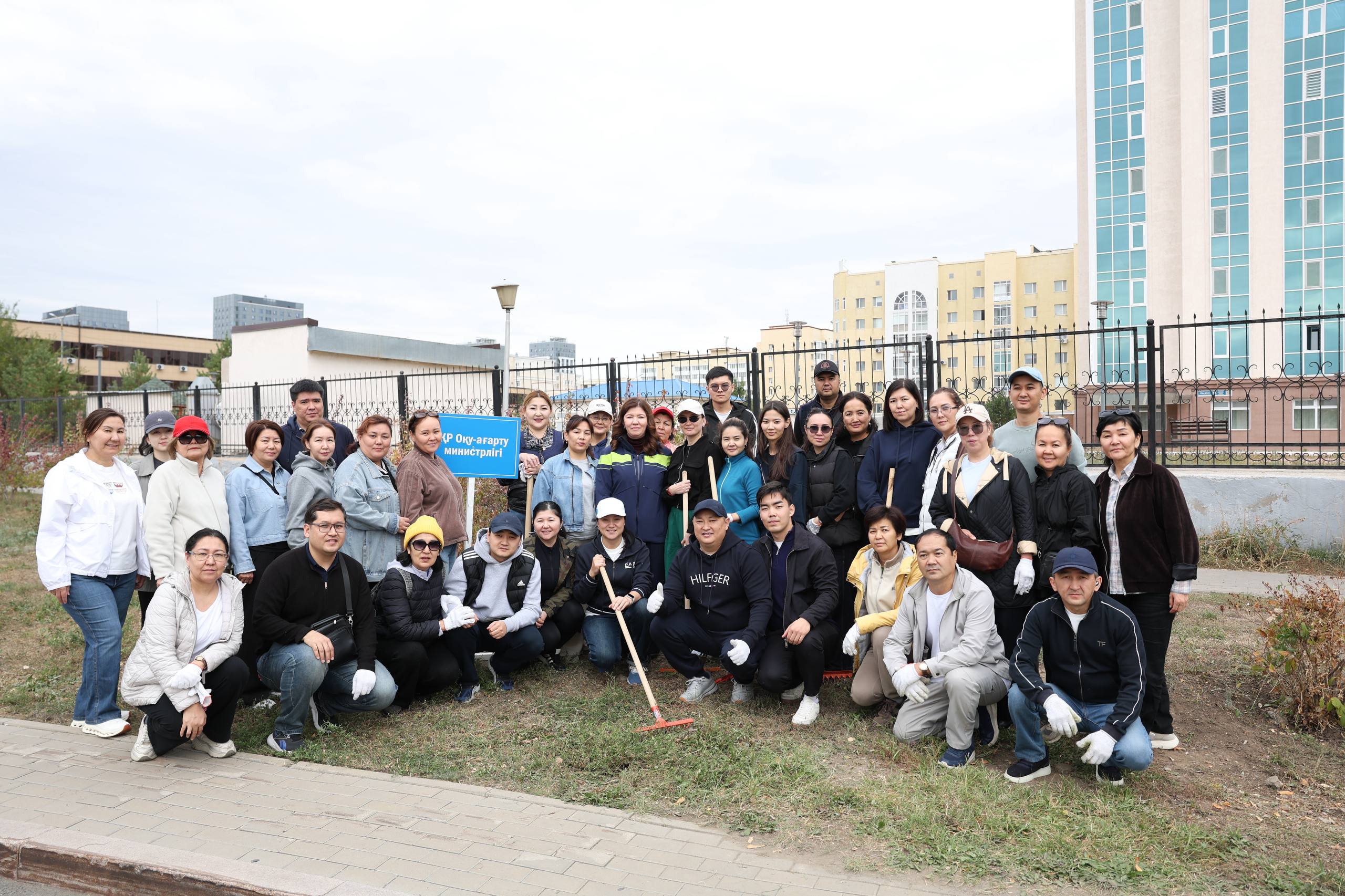 Коллектив Министерства просвещения принял участие в субботнике в рамках республиканской экологической акции «Таза Қазақстан»