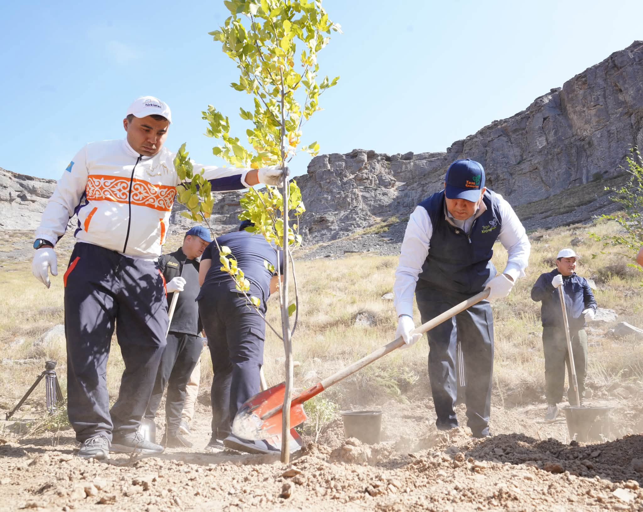 В РАМКАХ WORLD CLEANUP DAY У ПОДНОЖИЯ ГОР ПРОШЕЛ МАСШТАБНЫЙ СУББОТНИК С УЧАСТИЕМ БОЛЕЕ 4 ТЫСЯЧ ЧЕЛОВЕК