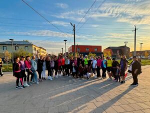 В Уркере молодежь и пожилые жители вместе позанимались спортом на одной площадке