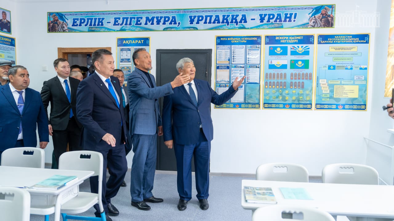 В школе ВКО открыли кабинет НВП имени Токтара Аубакирова с участием самого космонавта