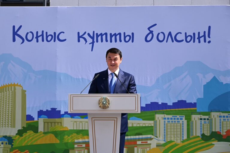 Накануне Дня города аким Алматы Дархан Сатыбалды вручил ключи от новых квартир очередникам
