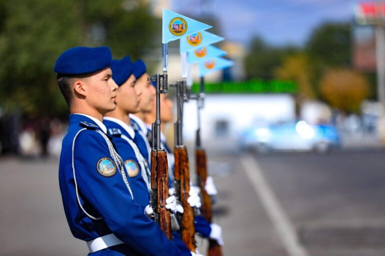 В Актобе 67 выпускников военного института стали офицерами