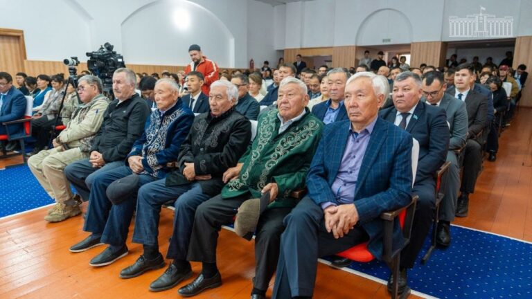 Аким ВКО на встрече с населением рассказал о развитии Катон-Карагайского района