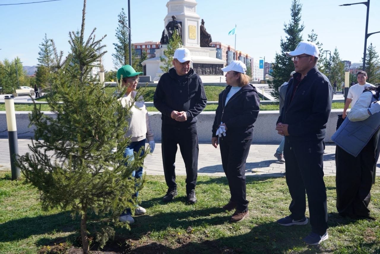 В областном центре ВКО в рамках экоакции высажено 250 саженцев
