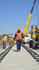 В Алматы начата укладка рельсов линии ЛРТ