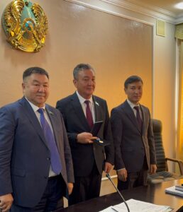 Достойная оценка труда: Абилкаир Ошакбаев удостоен награды «Еңбек ардагері»