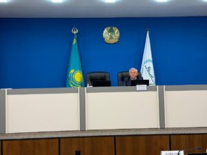 Перед очередной сорок первой сессией маслихата области Абай депутаты собрались на заседание постоянных комиссий