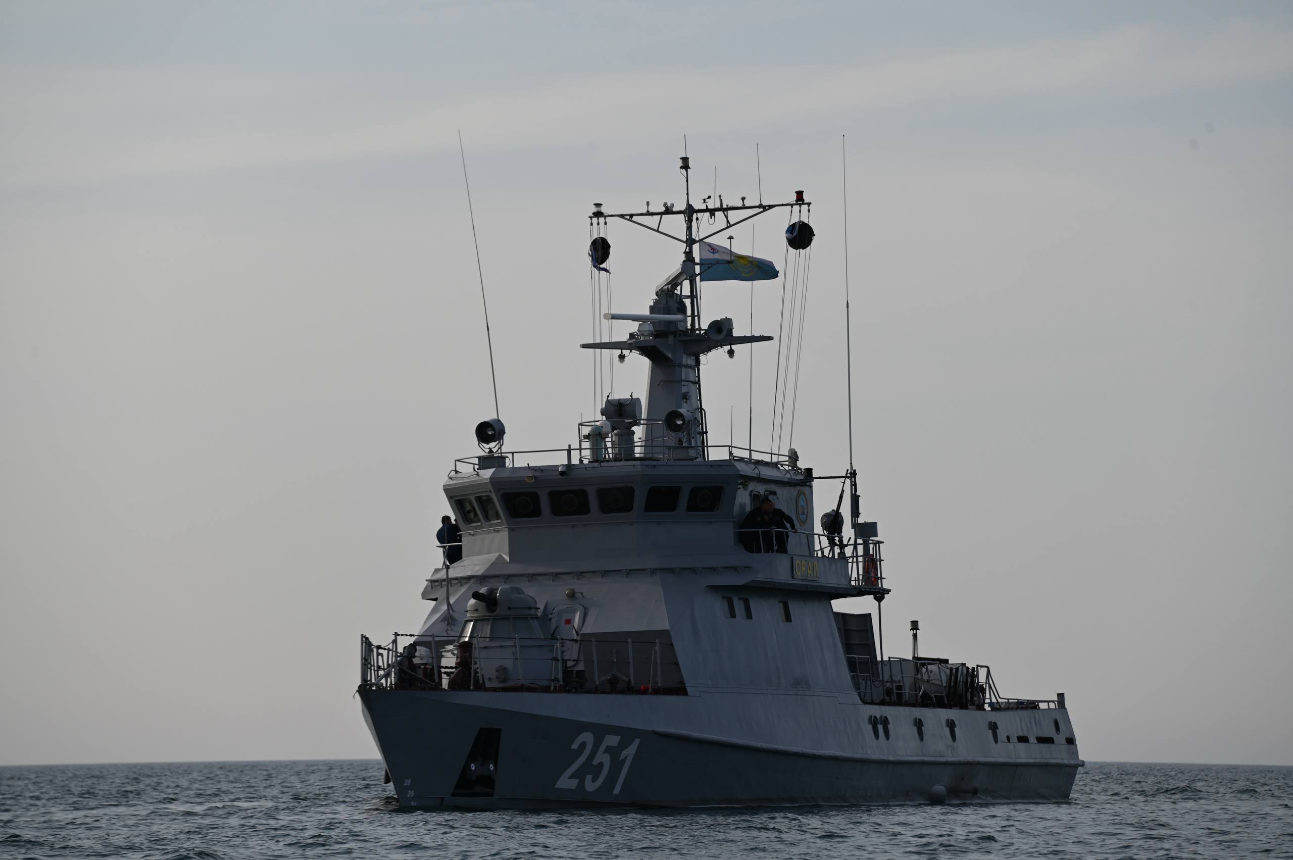 На учении «Хазар Қорғаны – 2026» военные моряки отработали защиту кораблей от воздушных и подводных угроз