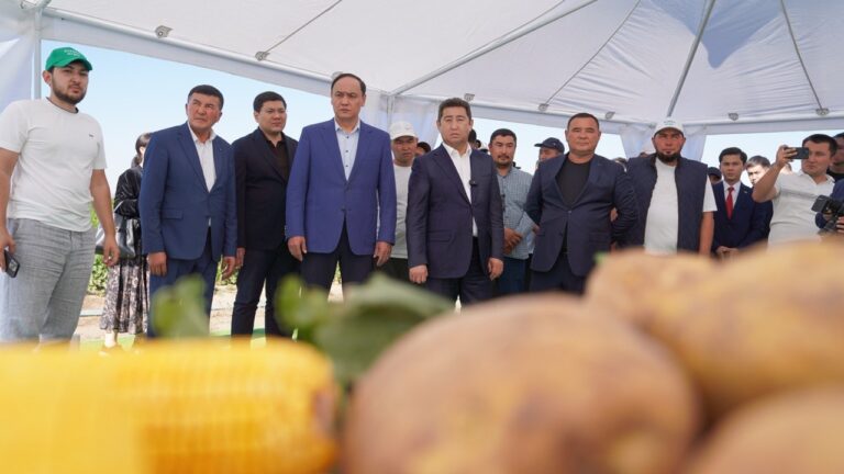 Айдарбек Сапаров обсудил с аграриями Жамбылской области развитие АПК и меры господдержки