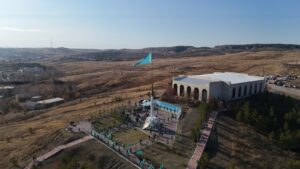 В Кокшетау в честь Дня Республики подняли Государственный флаг