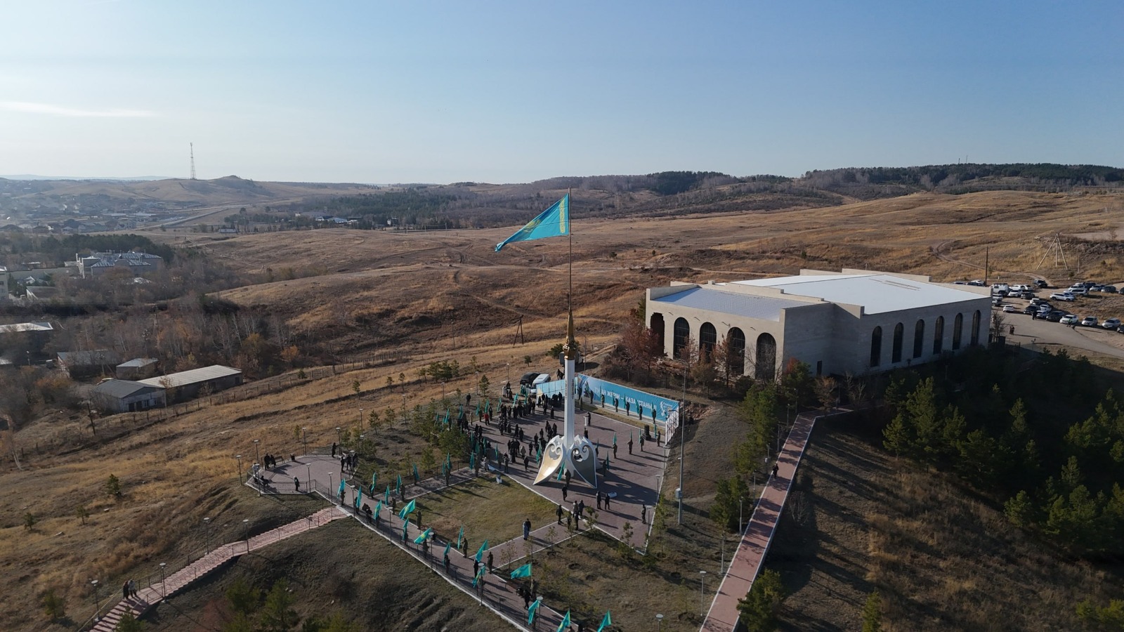 В Кокшетау в честь Дня Республики подняли Государственный флаг