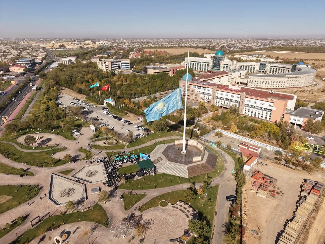 В ТУРКЕСТАНСКОЙ ОБЛАСТИ ПОДНЯЛИ ГОСУДАРСТВЕННЫЙ ФЛАГ И ОТДАЛИ ДАНЬ УВАЖЕНИЯ ГОЛУБОМУ ПОЛОТНУ
