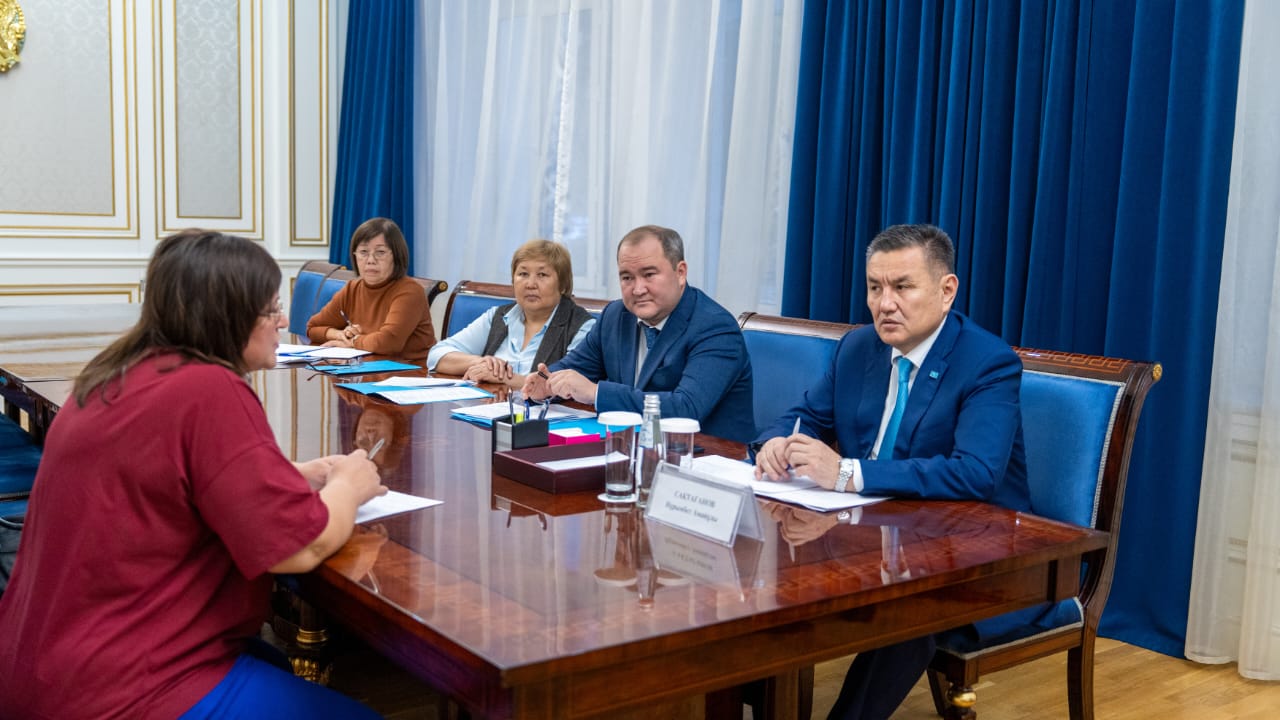 Вопросы состояния дорог и развития ресторанного бизнеса: аким ВКО провел прием граждан