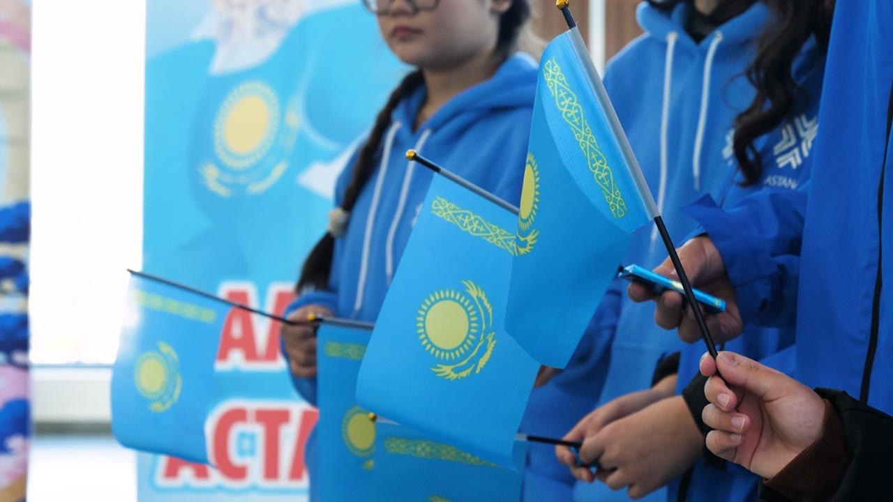 Туристам в аэропорту Астаны подарили праздничное настроение ко Дню Республики