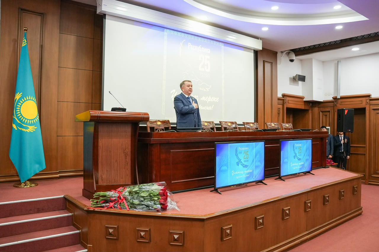 Министр юстиции Республики Казахстан Ерлан Сәрсембаев поздравил сотрудников и ветеранов органов юстиции с Днём Республики, который отмечается 25 октября
