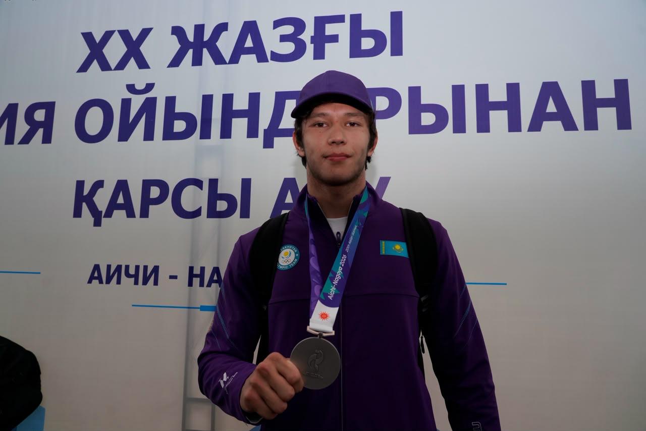 Серебряного призера Азиатских игр Мерея Кабдуллаева тепло встретили в столичном аэропорту