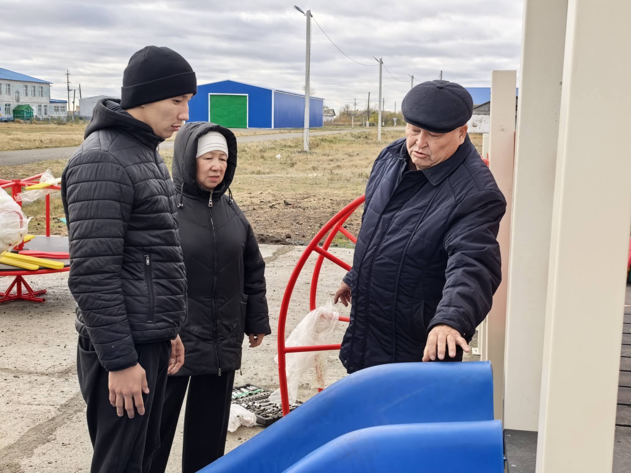 В селе Тельжан продолжается строительство детской игровой площадки