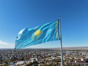 В области Жетісу в День Республики Государственный флаг подняли на 43 флагштоках