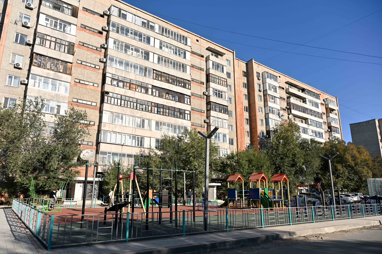 В Семее благоустраивают дворовые территории жилых домов