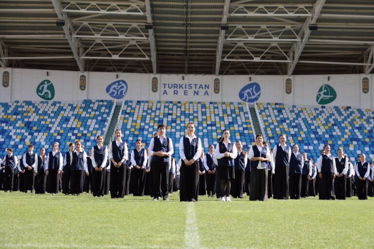 В ТУРКЕСТАНЕ 500 ШКОЛЬНИКОВ ОДНОВРЕМЕННО ПРОЧИТАЛИ СТИХИ МУКАГАЛИ