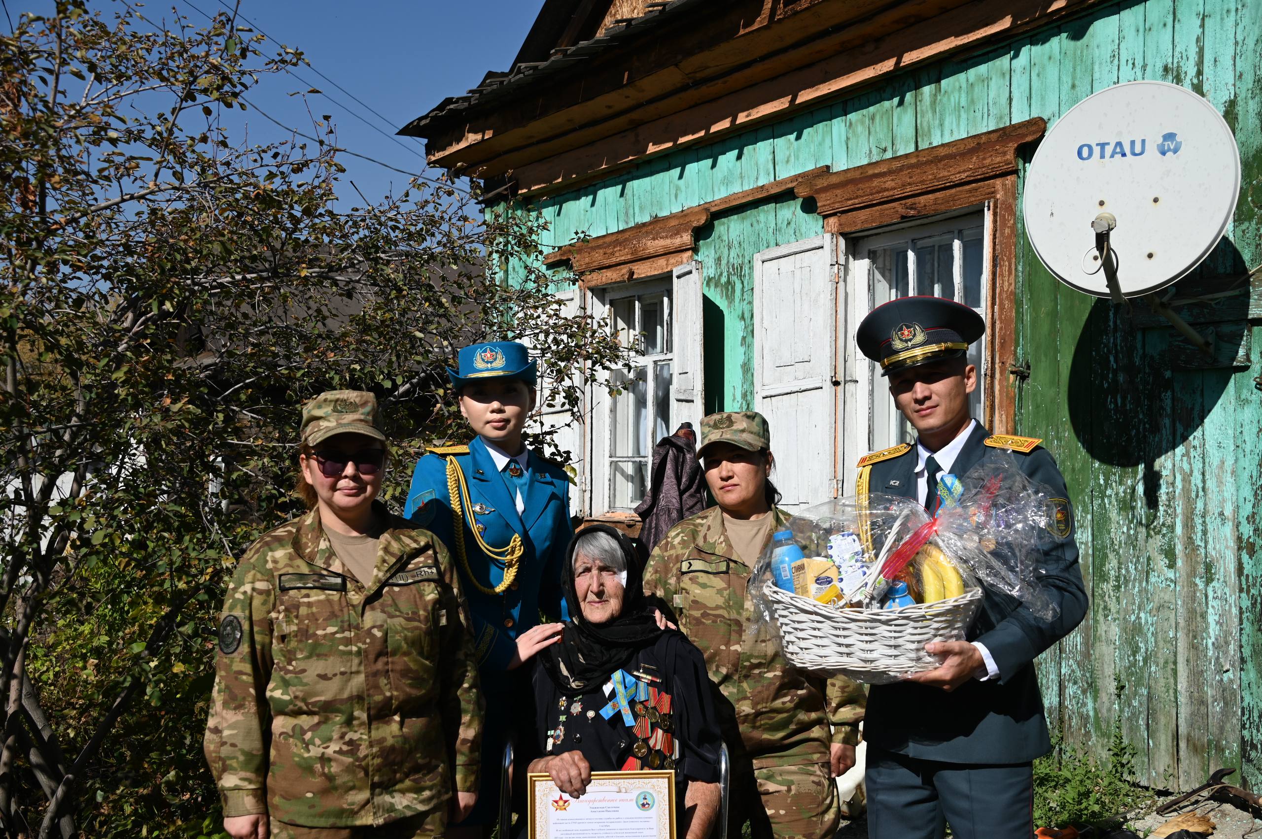 Военнослужащие поздравили ветеранов в Усть-Каменогорске и Туркестане
