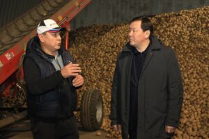 В рамках рабочей поездки в Каргалинский район аким области Асхат Шахаров посетил село Петропавловка Желтауского сельского округа, где ознакомился с деятельностью крестьянского хозяйства «Арман» и встретился с руководителями сельхозформирований