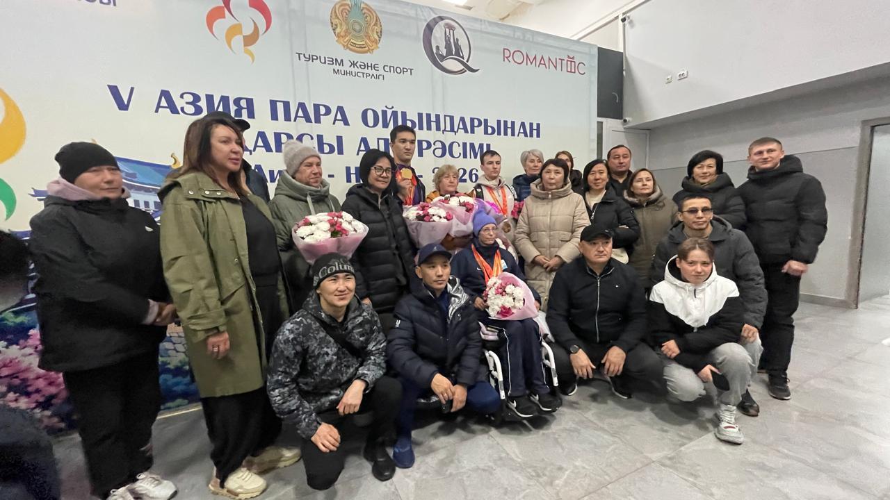 С шашу, цветами и объятиями: в Караганде встретили героев Параазиатских игр