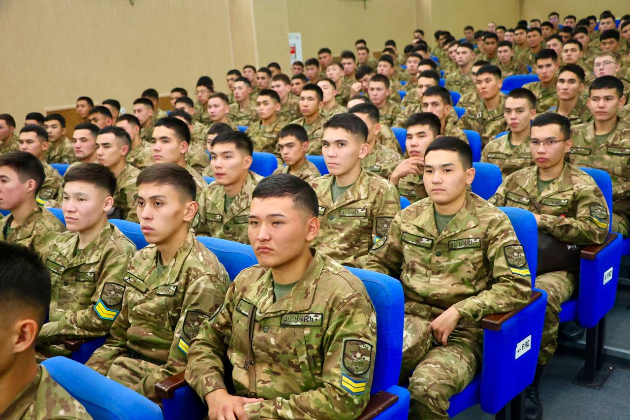 Более 200 курсантов военного института в Алматы присоединились к читательскому клубу