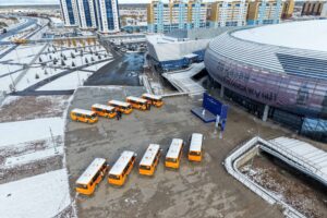 Школам области Абай передали 10 новых автобусов