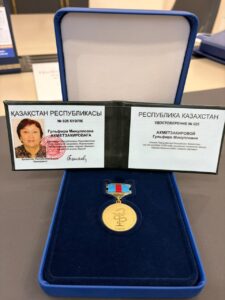 Аким ВКО поздравил Гульфиру Ахметзакирову с присвоением звания «Заслуженный врач Казахстана»
