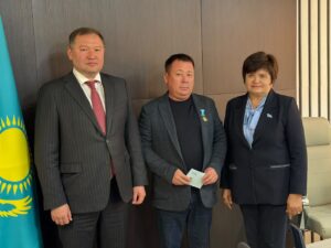 За вклад в развитие депутатской деятельности Депутат маслихата района Алтай VIII созыва Жуваныжбаев Руфат Базырбекович удостоен юбилейной медали «Қазақстан мәслихаттарына 30 жыл».