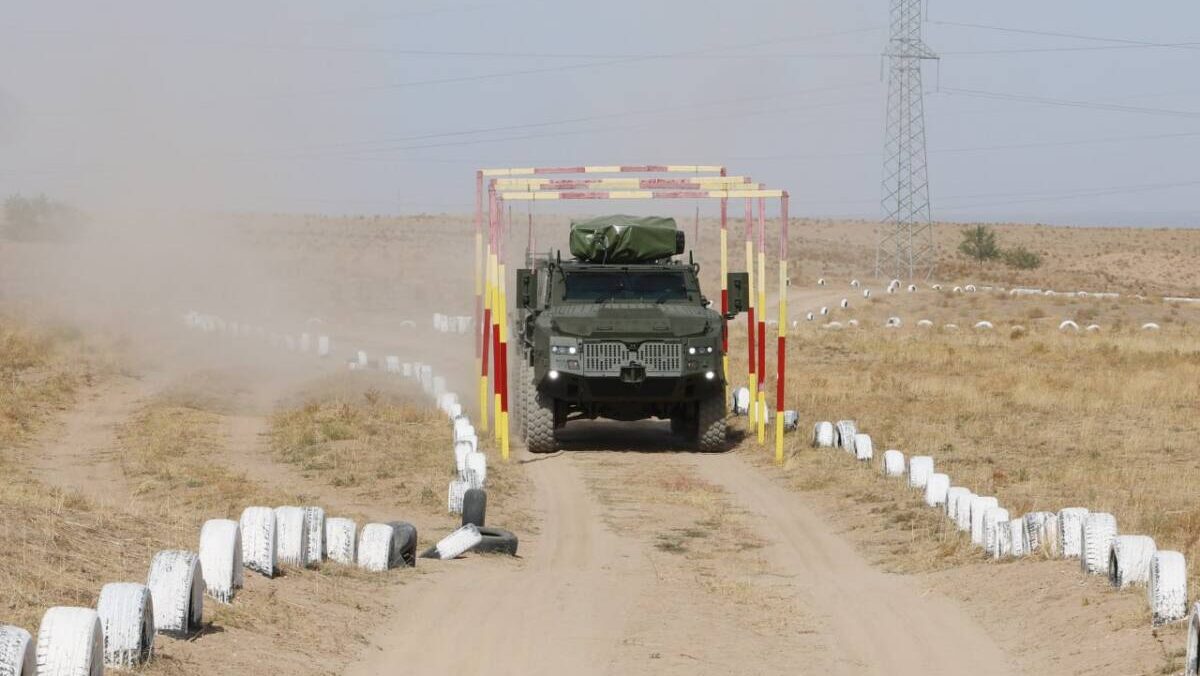 Военнослужащие Нацгвардии осваивают новую бронемашину отечественного производства "Барыс 6х6"