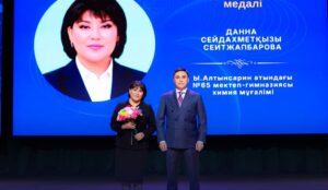 В ШЫМКЕНТЕ КО ДНЮ УЧИТЕЛЯ ЧЕСТВОВАЛИ ПЕДАГОГОВ