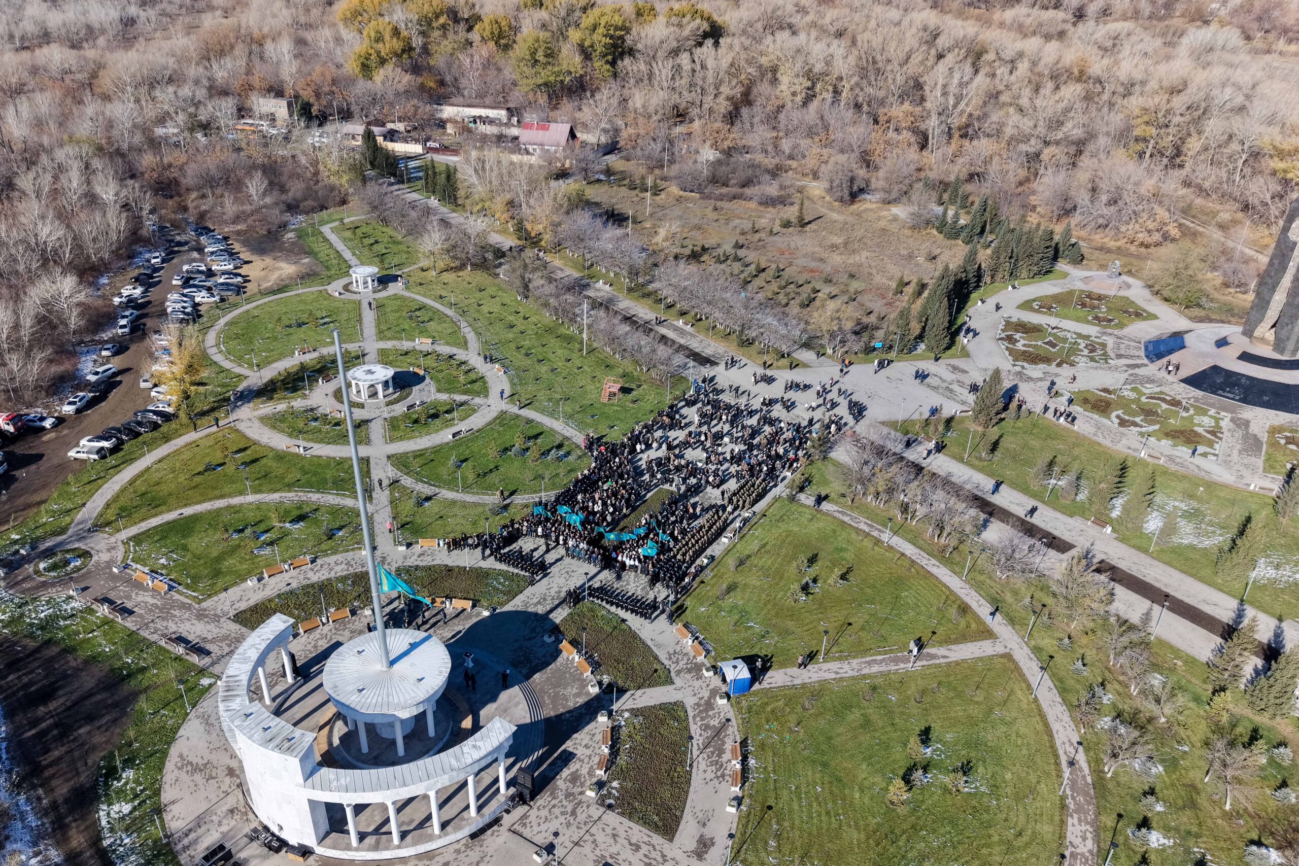 В области Абай в честь Дня Республики состоялась церемония поднятия Государственного флага