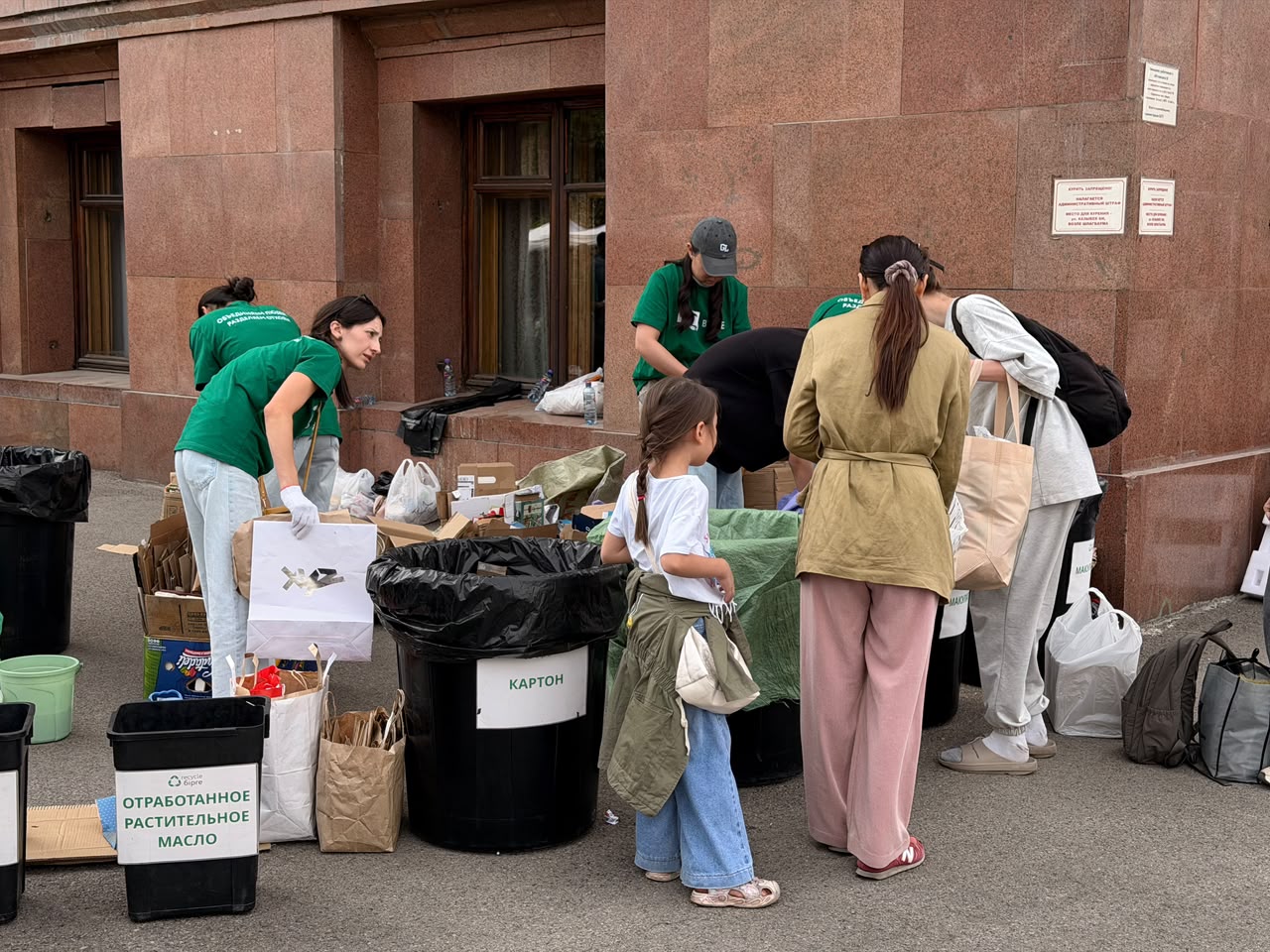 От сортировки до обмена: в Алматы прошла экологическая акция Recycle Бірге