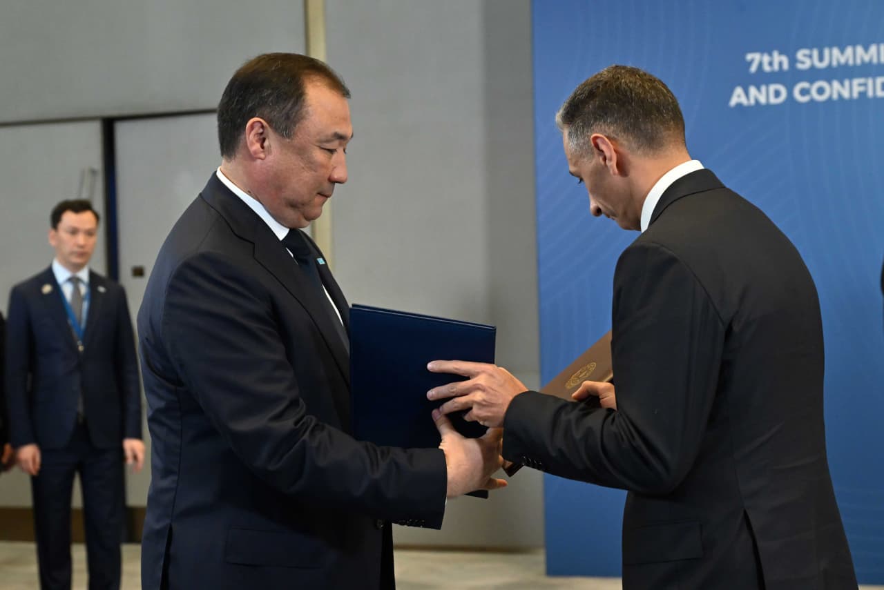 Казахстан и Азербайджан подписали Соглашение о сотрудничестве в целях развития ТМТМ