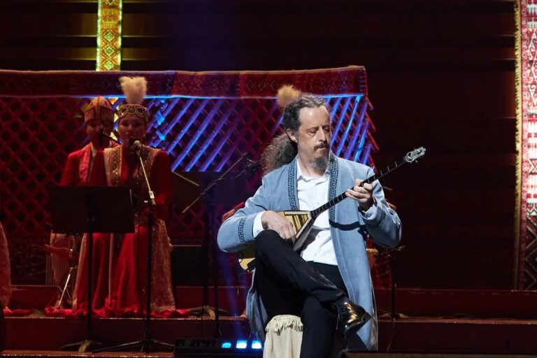 Американец исполнил кюй «Адай» на сцене «Қазақконцерта»